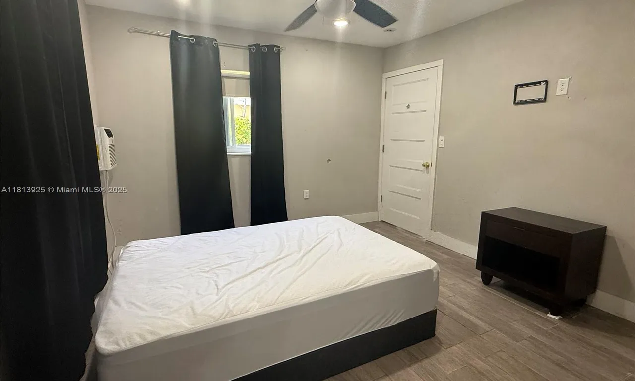 5660 Allen St, Hollywood FL 33021