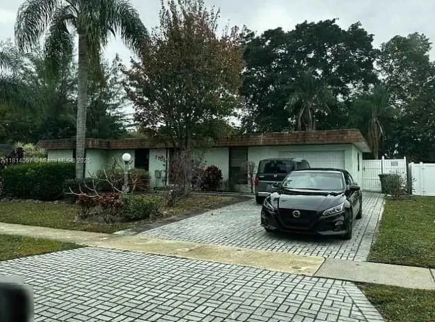 7705 NW 74th Ave, Tamarac FL 33321