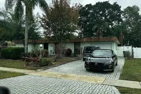 7705 NW 74th Ave, Tamarac FL 33321
