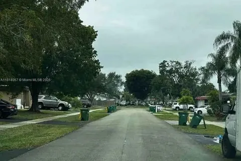 7705 NW 74th Ave, Tamarac FL 33321