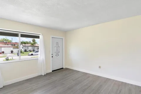 6221 NW 37th Ter, Virginia Gardens FL 33166