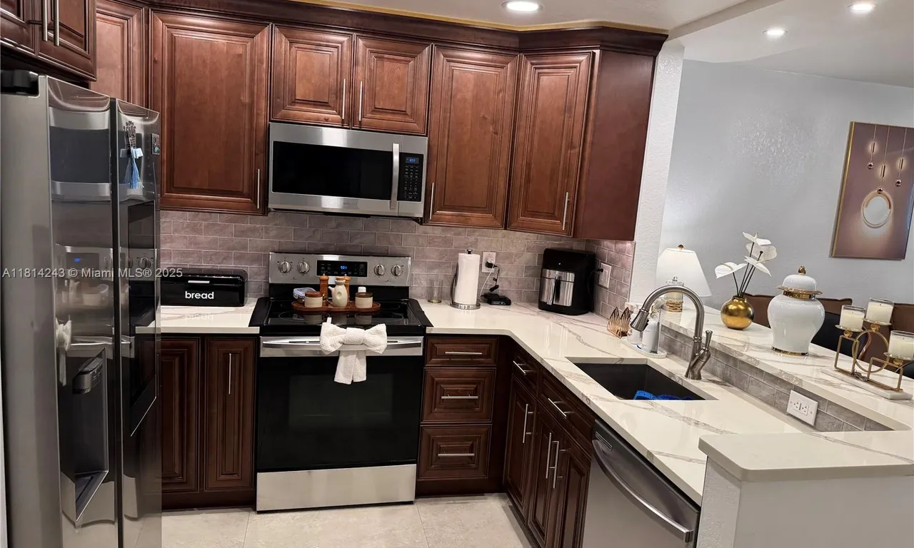 7100 NW 17th St # 404, Plantation FL 33313