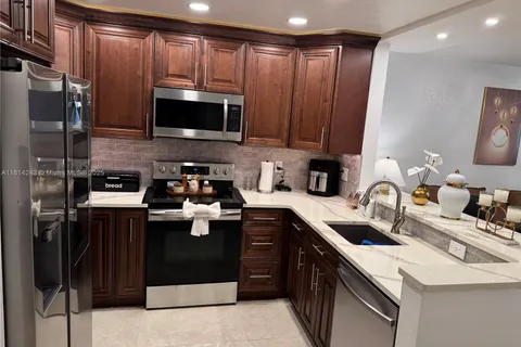 7100 NW 17th St # 404, Plantation FL 33313