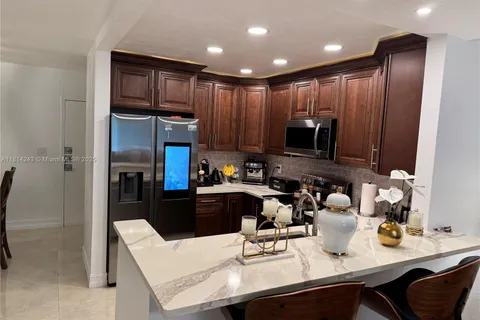 7100 NW 17th St # 404, Plantation FL 33313
