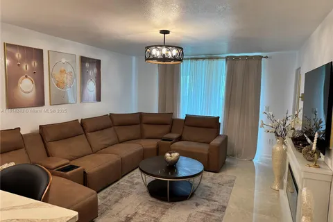 7100 NW 17th St # 404, Plantation FL 33313
