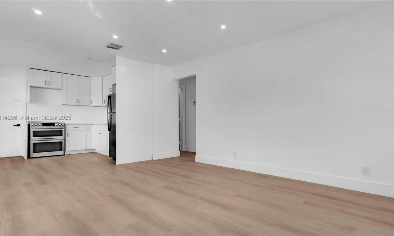 32 SW 9th St # 1, Hallandale Beach FL 33009