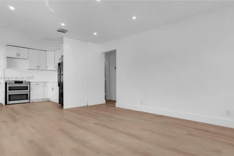 32 SW 9th St # 1, Hallandale Beach FL 33009
