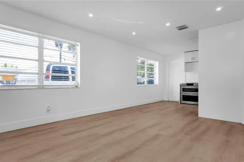 32 SW 9th St # 1, Hallandale Beach FL 33009