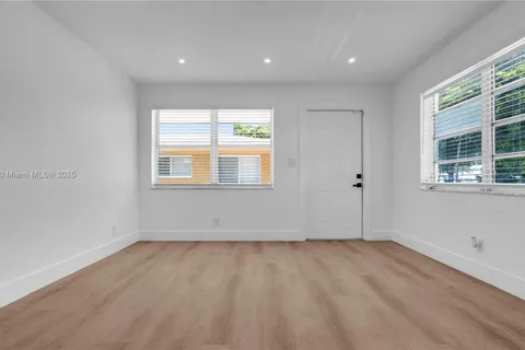 32 SW 9th St # 1, Hallandale Beach FL 33009