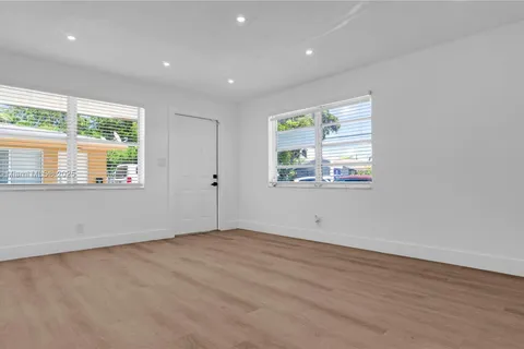 32 SW 9th St # 1, Hallandale Beach FL 33009