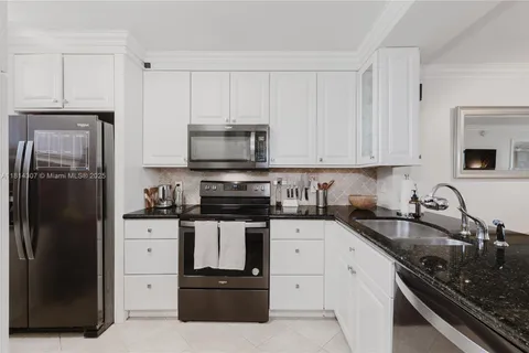 110 Lake Emerald Dr # 204, Oakland Park FL 33309