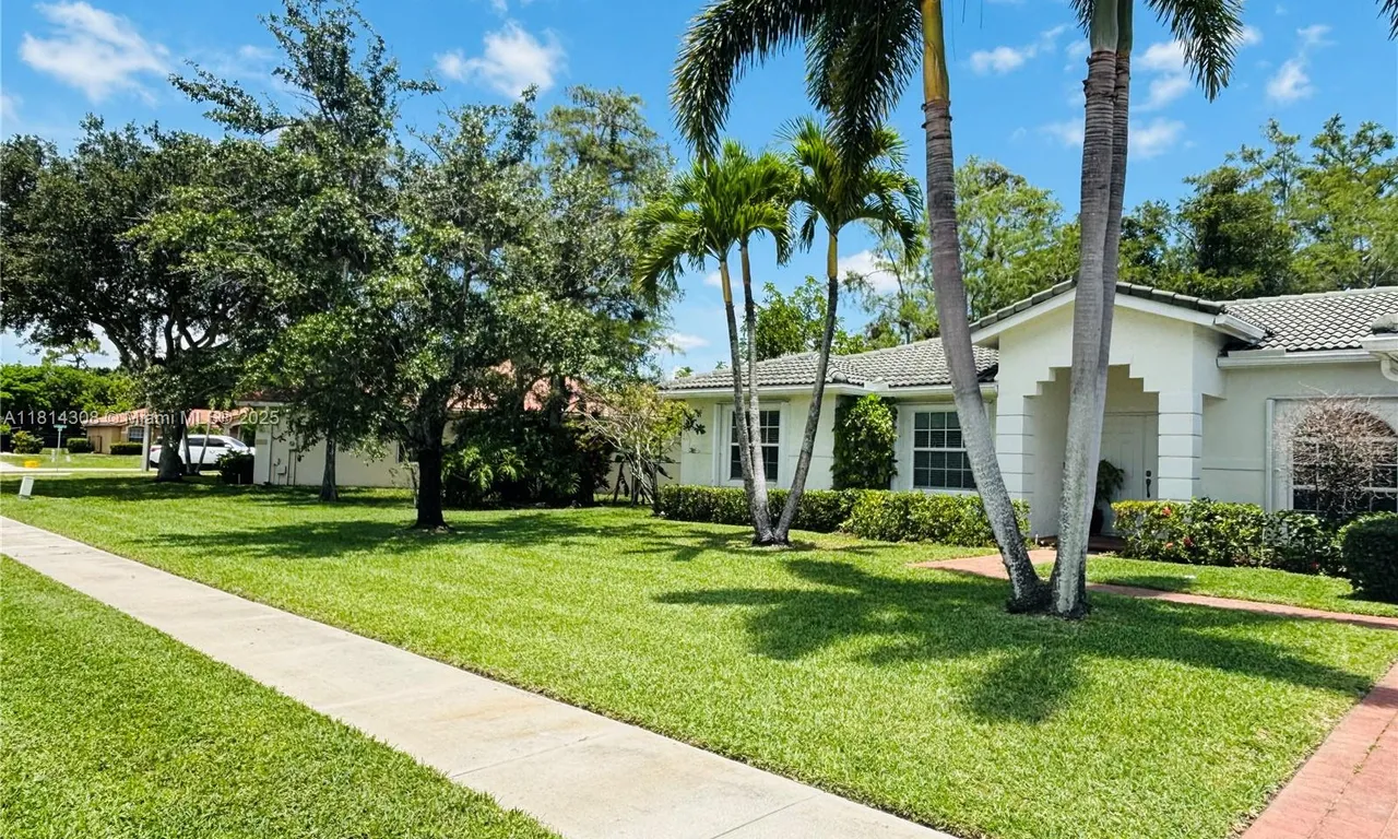 126 Chestnut Cir, Royal Palm Beach FL 33411