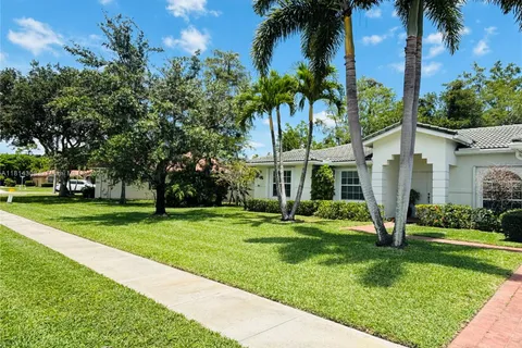 126 Chestnut Cir, Royal Palm Beach FL 33411