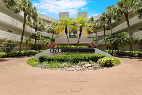 5749 Camino Del Sol # 403, Boca Raton FL 33433