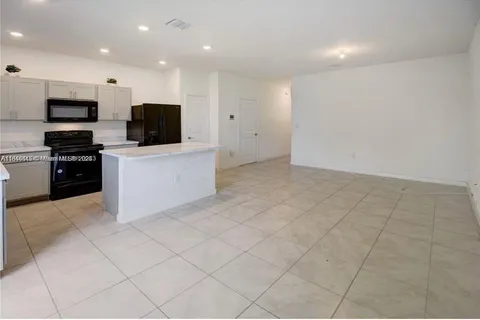 777 SW 11th St, Florida City FL 33034