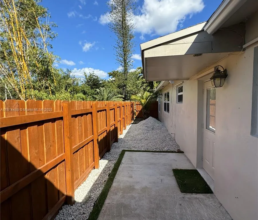 4071 SW 51st St # 2, Dania Beach FL 33314