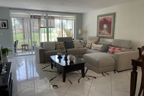 500 Oaks Ln # 112, Pompano Beach FL 33069