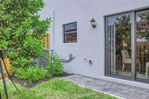 322 NE 1st Dr, Florida City FL 33034