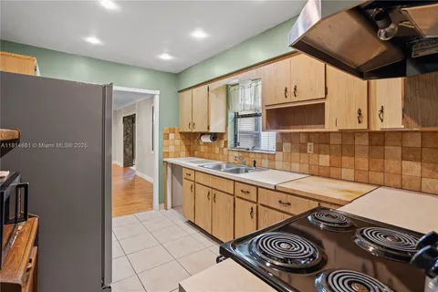 4878 NW 2nd Ct, Plantation FL 33317