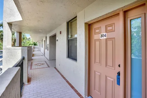 2768 S Carambola Cir S # 304, Coconut Creek FL 33066