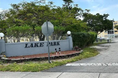 920 NE 199th St Apt 217, Miami FL 33179