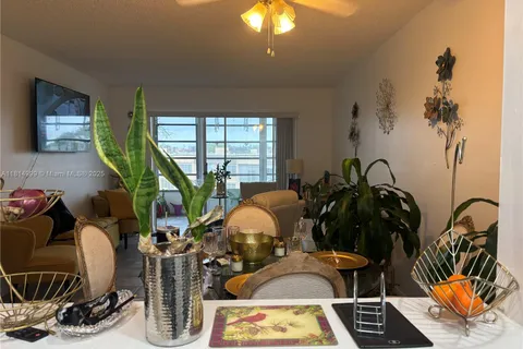 9041 Sunrise Lakes Blvd # 311, Sunrise FL 33322