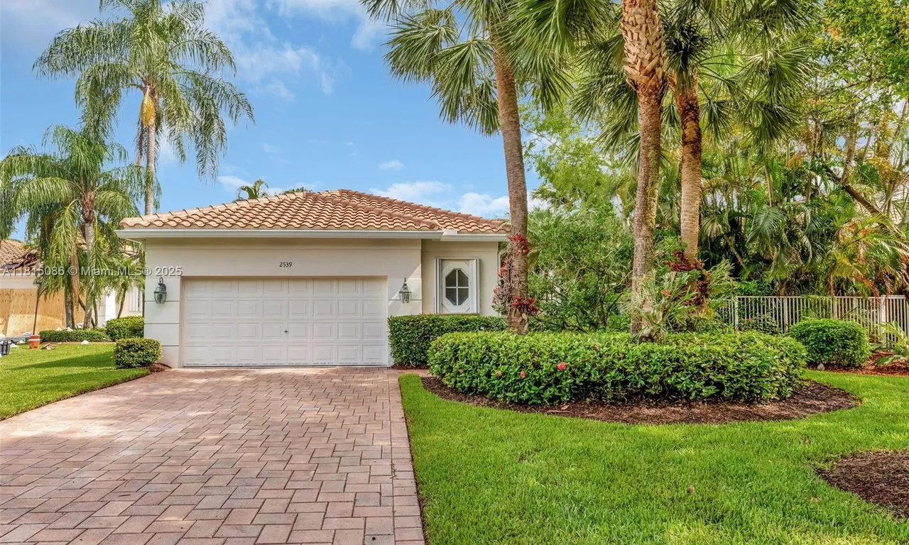 2539 Bay Pointe Dr, Weston FL 33327