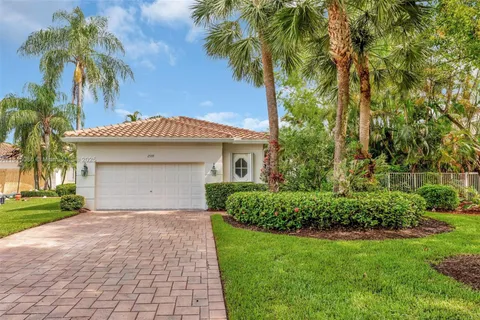 2539 Bay Pointe Dr, Weston FL 33327
