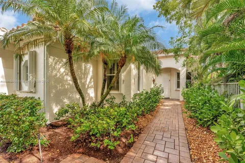 2539 Bay Pointe Dr, Weston FL 33327