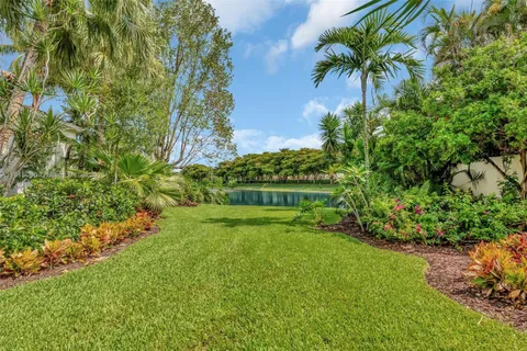 2539 Bay Pointe Dr, Weston FL 33327