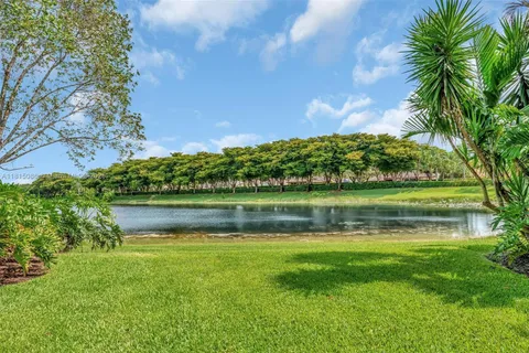 2539 Bay Pointe Dr, Weston FL 33327
