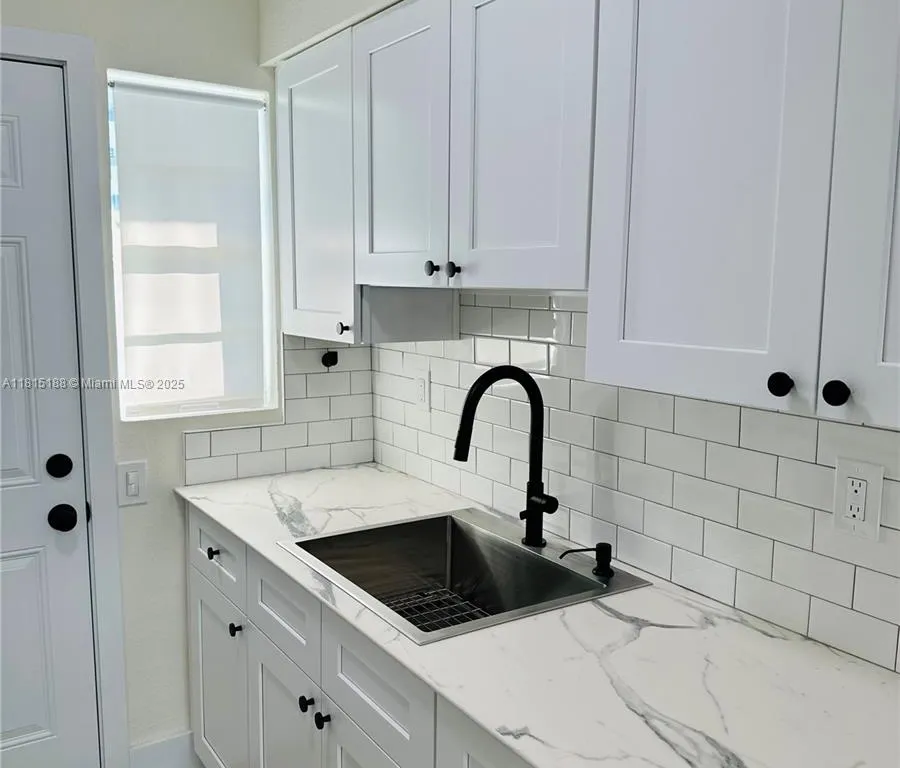 8080 Tatum Waterway Dr # 17, Miami Beach FL 33141