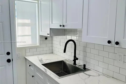 8080 Tatum Waterway Dr # 17, Miami Beach FL 33141