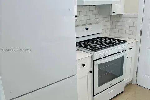 8080 Tatum Waterway Dr # 17, Miami Beach FL 33141