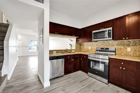 16607 Hemingway Dr, Weston FL 33326