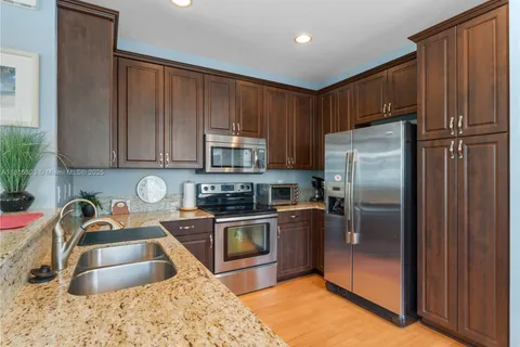 7702 Paddock Pl, Davie FL 33328