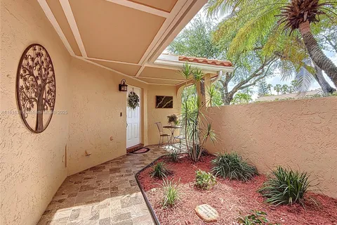 1420 Seagrape Cir, Weston FL 33326