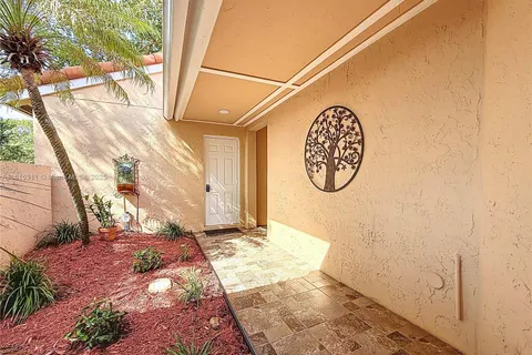 1420 Seagrape Cir, Weston FL 33326