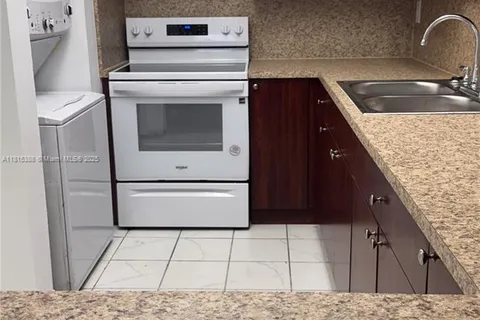 10000 NW 80th Ct # 2526, Hialeah Gardens FL 33016
