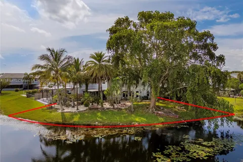 4821 Grapevine Way, Davie FL 33331