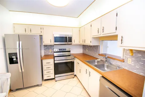 130 S Shore # 2F, Miami Beach FL 33141