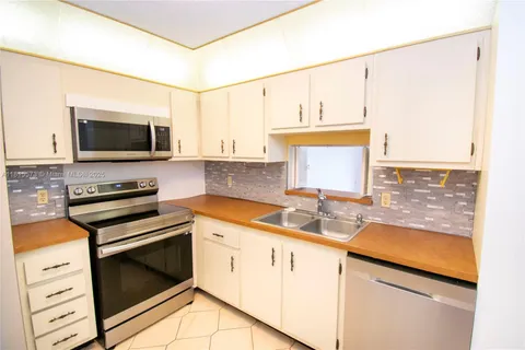 130 S Shore # 2F, Miami Beach FL 33141