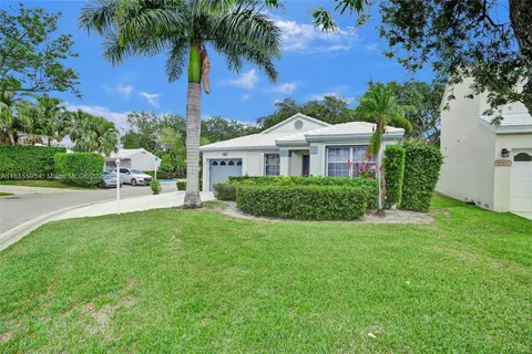 9601 NW 8th Cir, Plantation FL 33324
