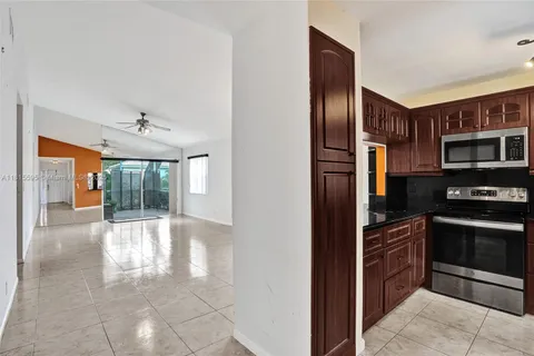 9601 NW 8th Cir, Plantation FL 33324