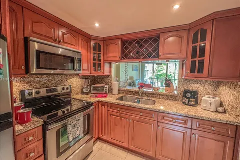 3301 N Country Club Dr # 306, Aventura FL 33180