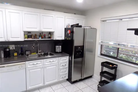 227 Lakeview Dr # 106, Weston FL 33326