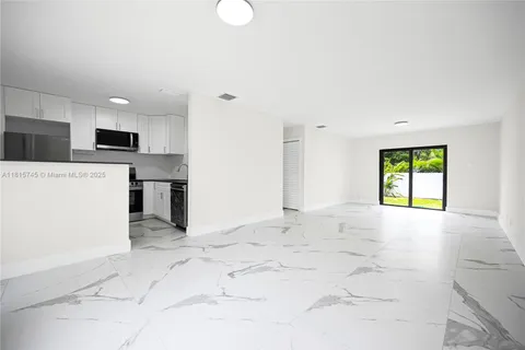 100 SW 7th St # 2, Hallandale Beach FL 33009