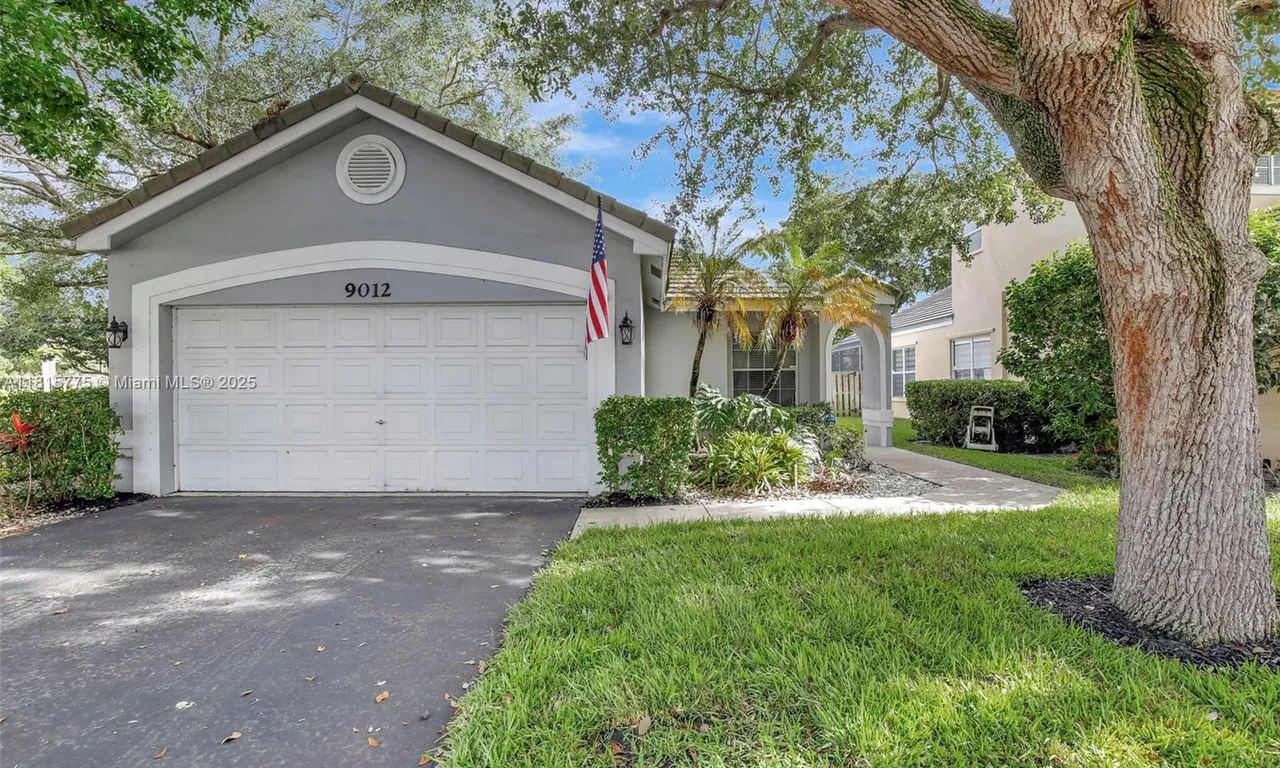 9012 Lake Park Cir S, Davie FL 33328