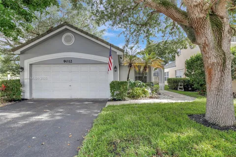 9012 Lake Park Cir S, Davie FL 33328