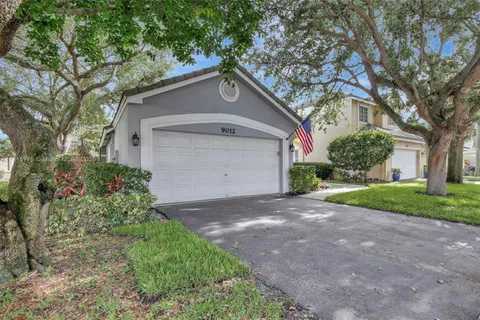 9012 Lake Park Cir S, Davie FL 33328